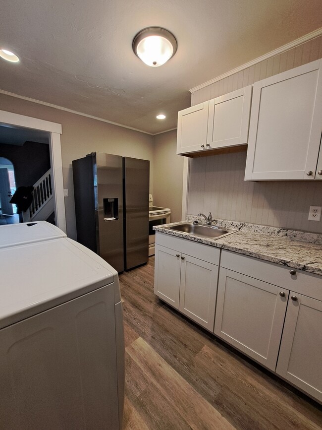 Building Photo - 120 S Monmouth St