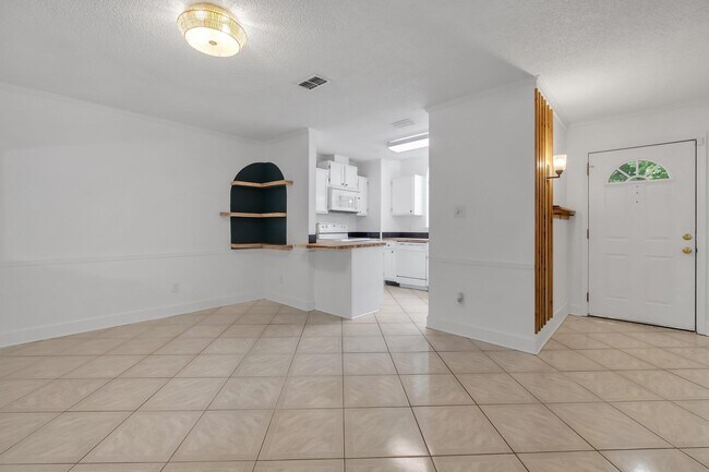 Building Photo - 2818 Par Ln