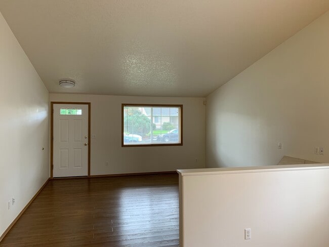 Building Photo - Maurina1