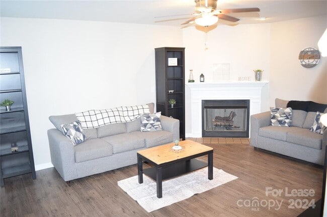 Building Photo - Fully furnished 2 bedroom, 1.5 bath townhouse! Available 8/15