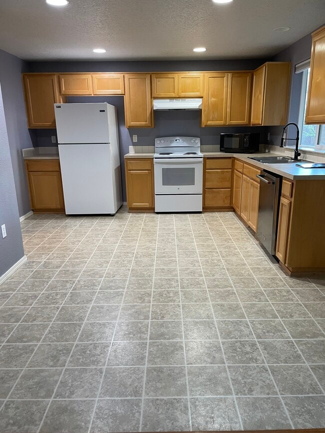 Building Photo - 5386 Burbank St N