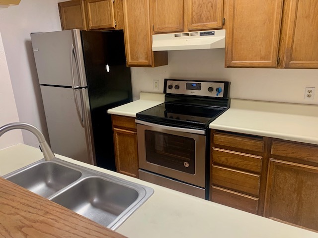 Kitchen (full appliances, including dishwasher) - 1018 Dogwood St