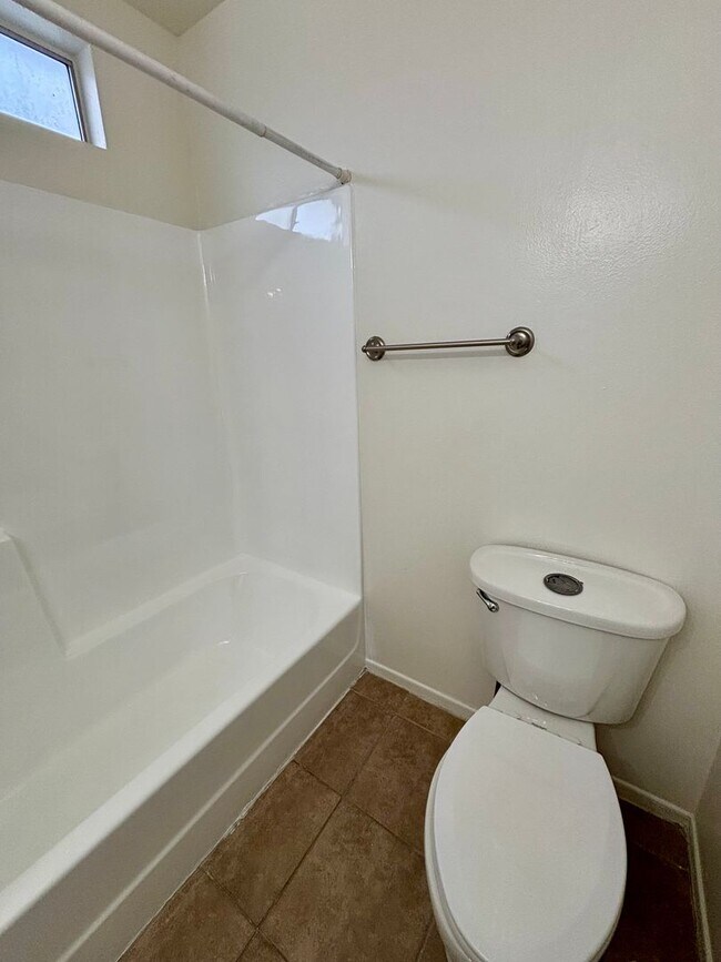 Building Photo - Bright and airy updated second floor Studio, 1 bathroom apartment