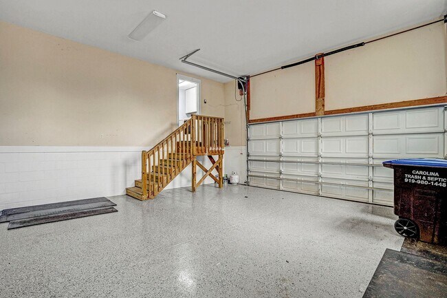 Building Photo - AVAILABLE FOR MOVE-IN AUGUST 10, 2026-BEAUTIFUL HOME ON A HILL!  FIRST FLOOR MASTERBEDROOM!