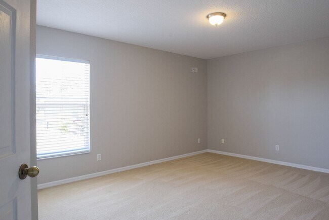 Building Photo - Comfortable 4/2.5 Home at Waterford Trails...