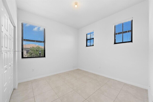 Building Photo - 830 NE 191st St