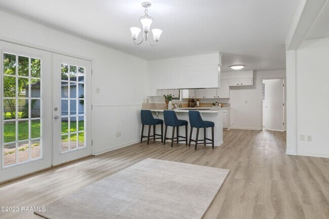 Building Photo - 3 bed, 2 bath brick-on-slab on Johnston Street