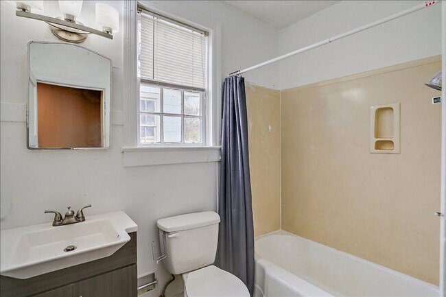 Building Photo - 1608/10 Saint Mary Street