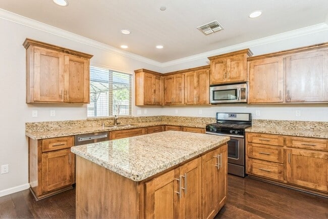 Building Photo - Gorgeous Roseville Home in Gated Community!