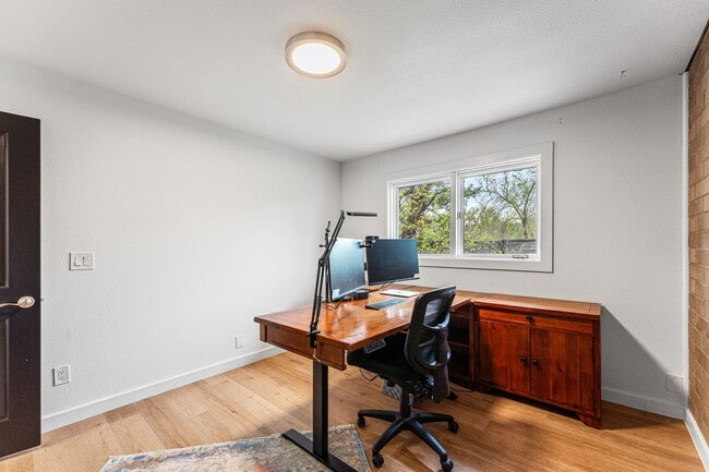 Building Photo - Stunning 4-bedroom / 3-bathroom townhome i...