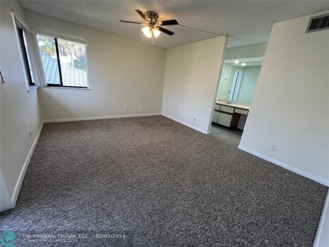 Building Photo - 8166 NW 15th Manor