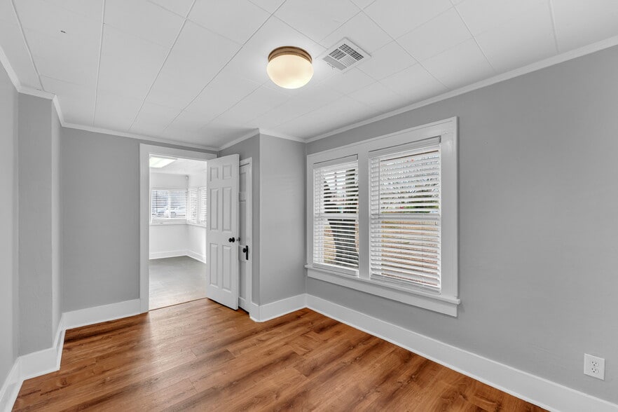 Building Photo - 811 N Lindell Ave