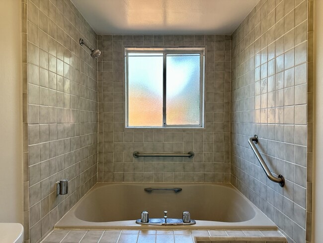 Building Photo - 1633 Honfleur Dr