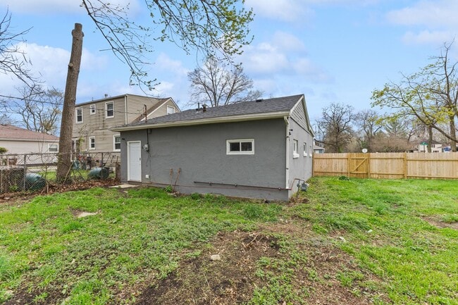 Building Photo - Newly Renovated 3-Bed Gem with Massive Yard – Modern Columbus Living!