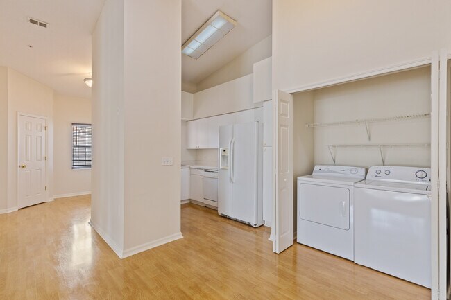 Building Photo - 4240 Central Sarasota Pky