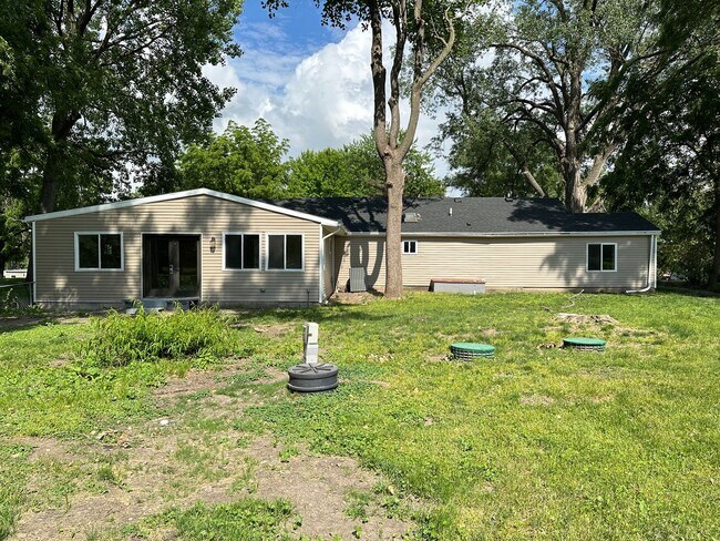 Building Photo - 3 Bed 2 Bath 2 Stall Garage - Country Styl...
