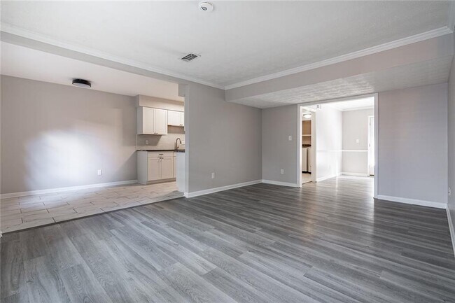 Building Photo - 5004 Meadow Ln