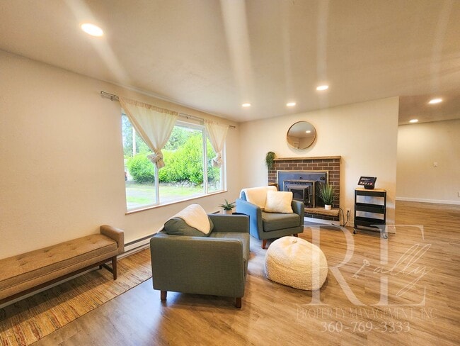 Building Photo - Rambler with Fantastic Covered Deck & Community Pool