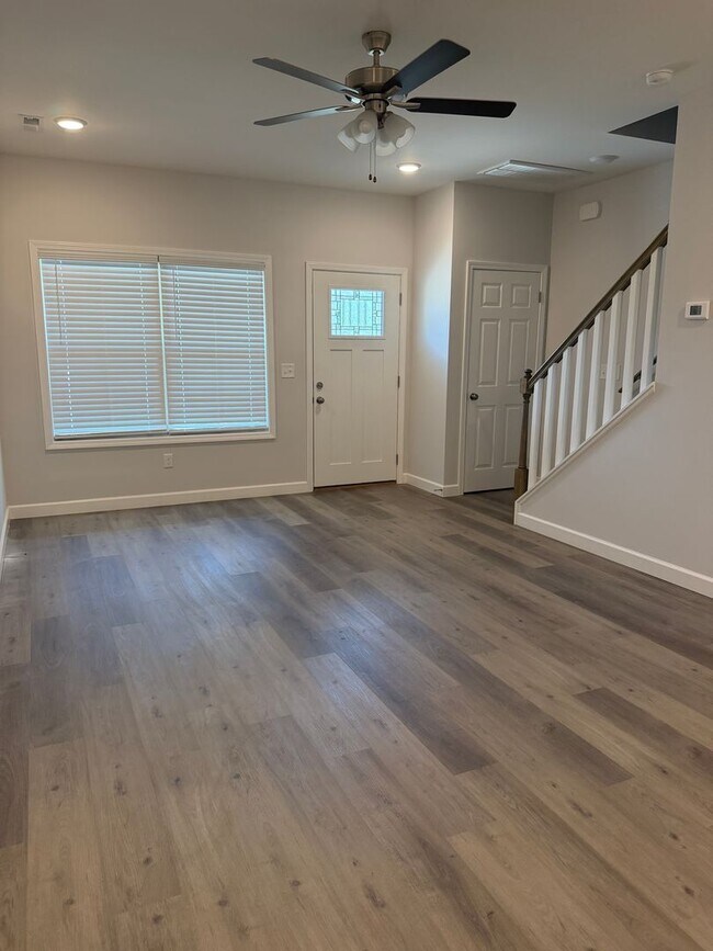 Building Photo - 933-935 Rodeo Ln