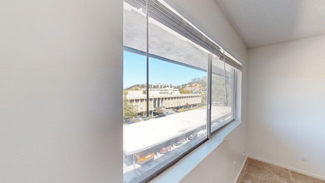 Building Photo - 821 Las Gallinas Ave