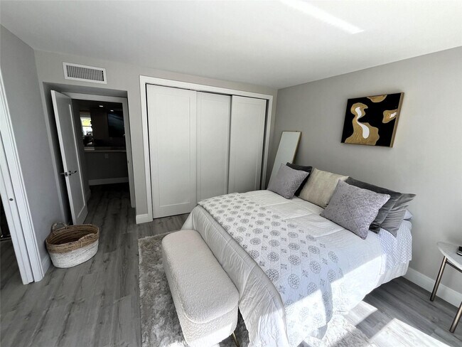 Building Photo - 3500 Galt Ocean Dr