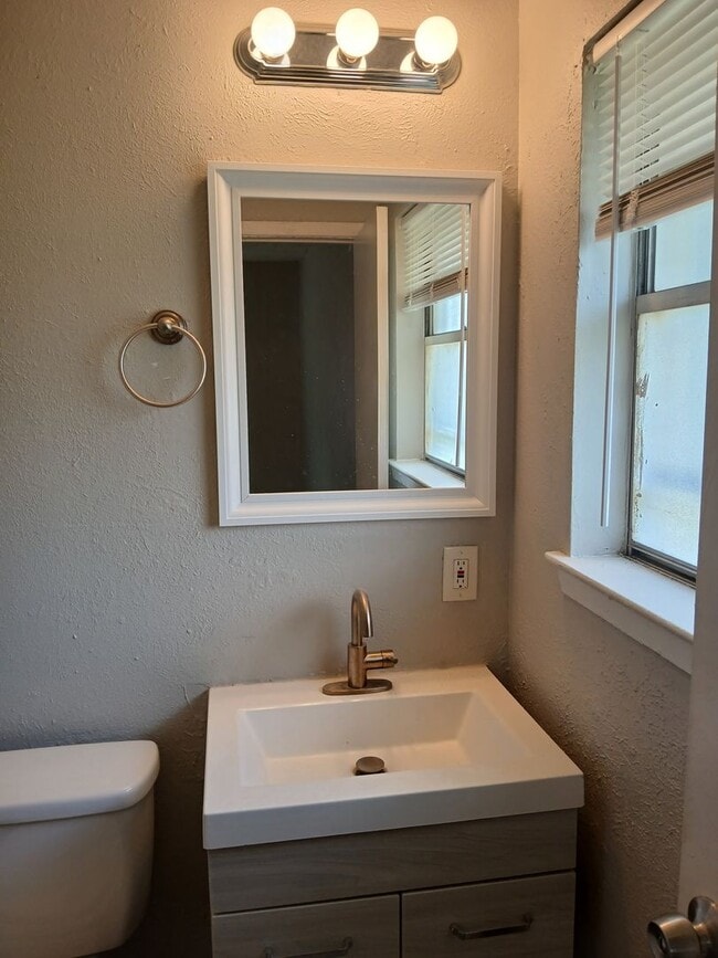 Building Photo - 3 Bedrooms, 1.5 Bathrooms, 1 Car Garage Ne...