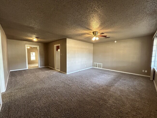 Building Photo - Beautiful Home Located Near Medical District & Tech Campus!