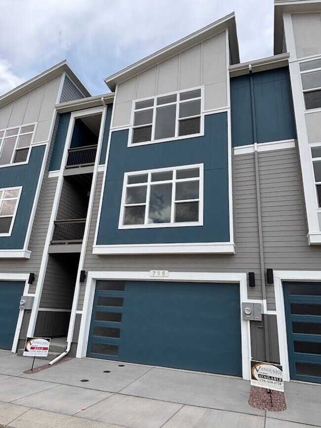 Building Photo - Luxury 4 Bed Townhouse with Amazing City and Mt Views on Westside