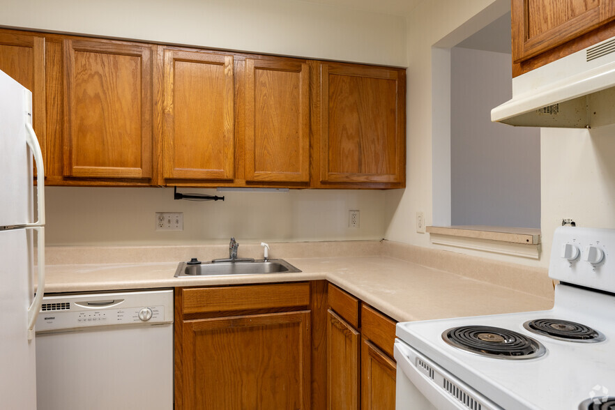 2BR, 2BA - 834SF - Kitchen - Jesse Lee Apartments