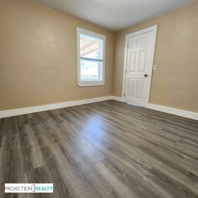 Building Photo - 1538 NE Dekum St