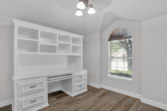 Building Photo - Cute, Quiet and ready NOW