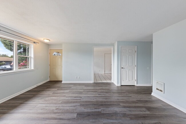 Building Photo - Charming 3 bedroom home with large yard!