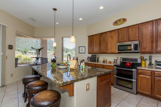Building Photo - Open, light and bright, quiet Sedona Golf ...