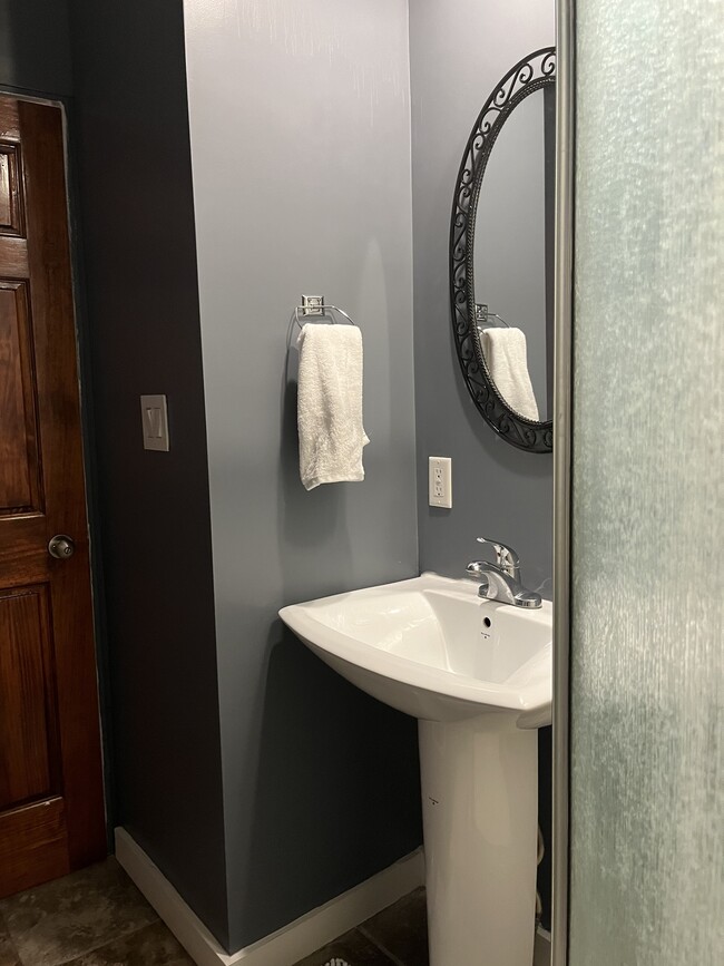 Building Photo - Charming 2-Bed, 2-Bath Main-Floor Home in Indianapolis