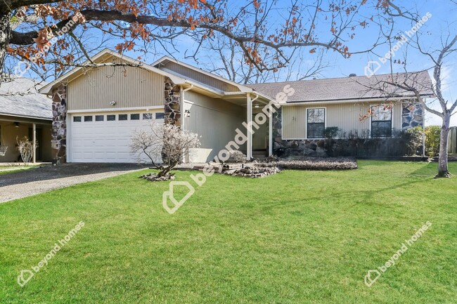 Primary Photo - Beautiful 3 Bedroom 2 Bathroom House - Rea...