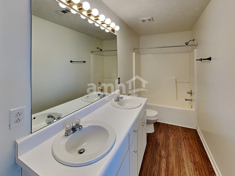 Building Photo - 1419 Westview Dr