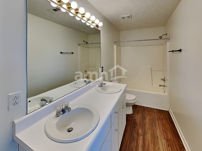 Building Photo - 1419 Westview Dr
