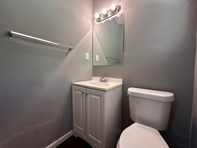 Building Photo - 4 bed and 2 bath in Decatur!