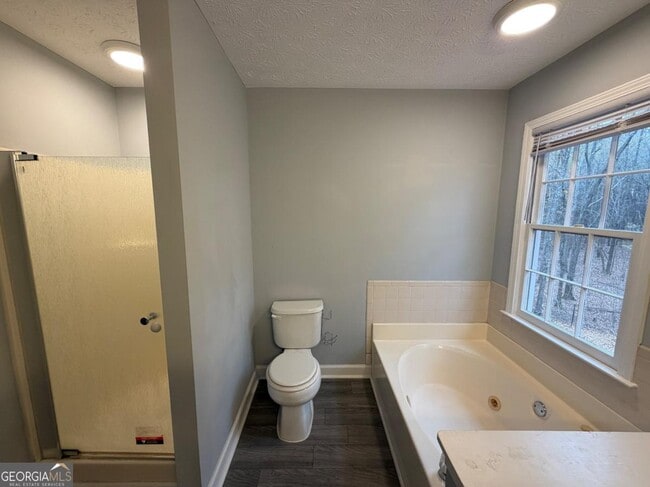 Building Photo - 212 Regal Way W