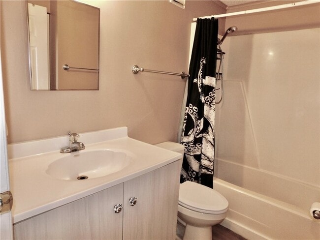 Building Photo - 532 7th Pl