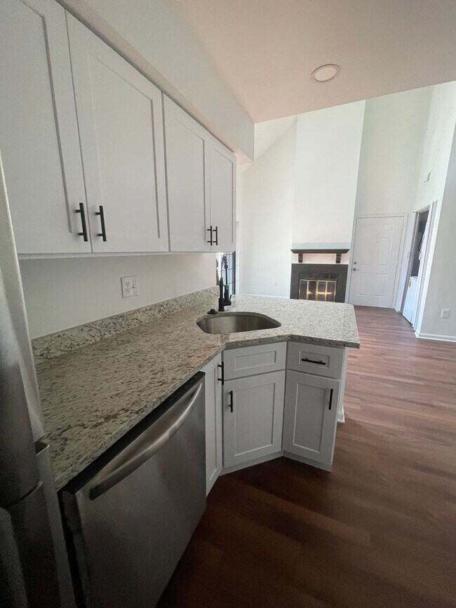Building Photo - TOP FLOOR CONDO WITH ONE BEDROOM, DEN WITH...