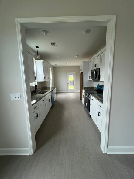 Building Photo - 102 Bennett St