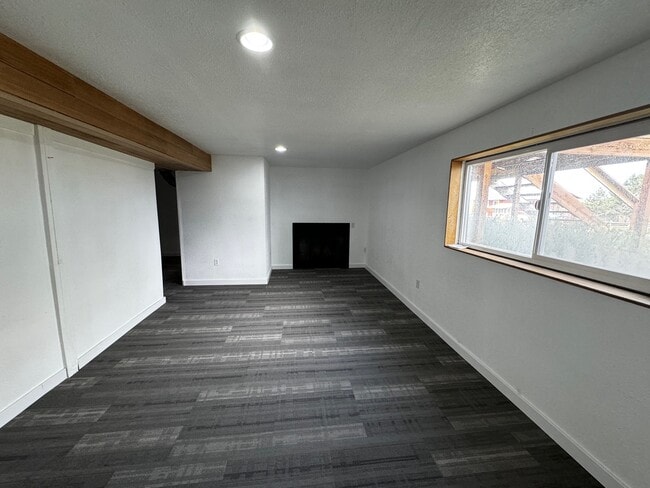 Building Photo - 1040 Jade Dr