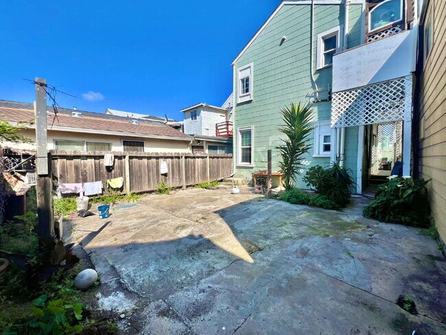 Building Photo - Bottom Unit with Tall Ceilings W/ Backyard