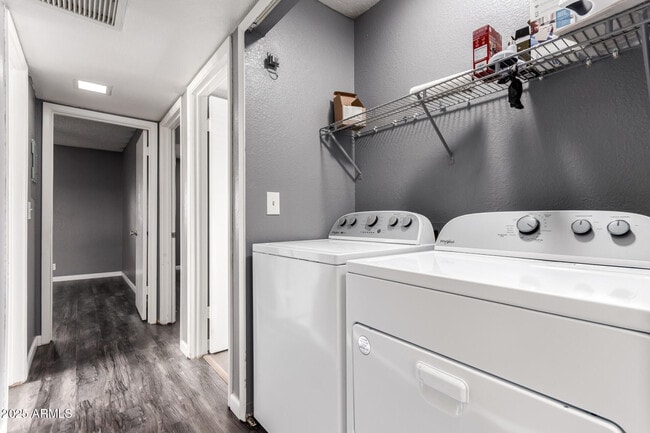 Building Photo - 286 W Palomino Dr