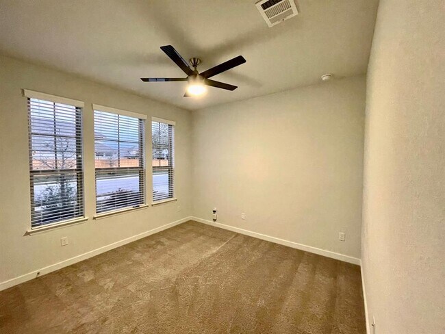 Building Photo - 909 Del Raphael Dr