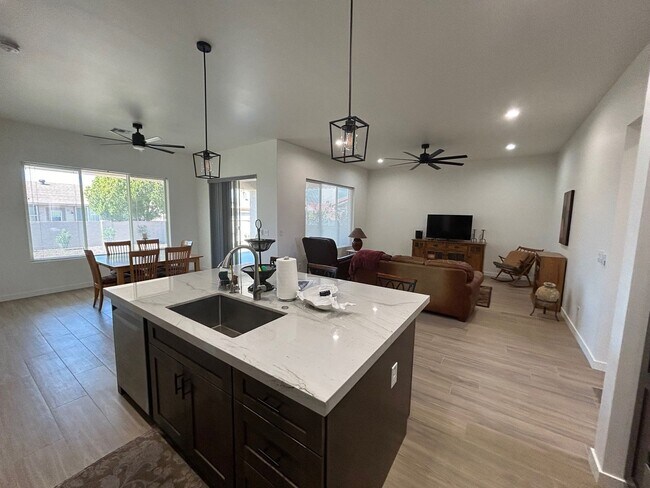 Building Photo - 26424 S Lakewood Dr