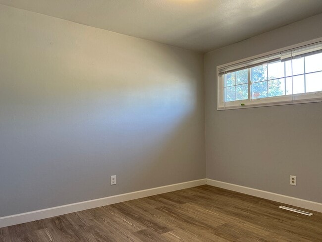 Building Photo - 137 Sumac Dr