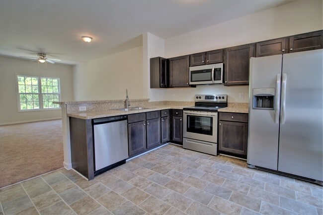 Building Photo - 2 BR/ 2.5 Bath Townhome located in The Tow...