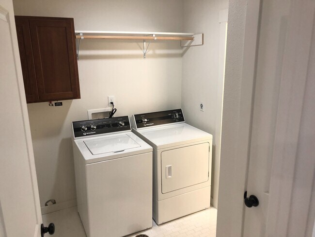 Building Photo - 4.5 Bathrooms ! 4 large bedrooms! Close to CWU